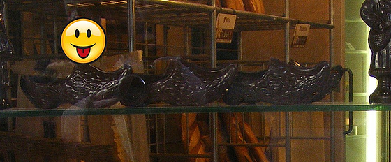 Sabots en chocolat   Chocolate clogs - Recadrage original .  Par Christiane avec permission