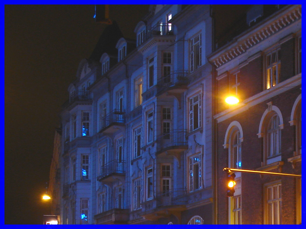 Autobus et édifice bleu /  Bus and blue buidling - Copenhagen.